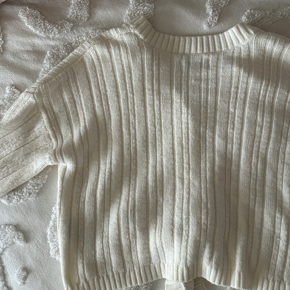 White Hollister women’s xs cropped sweater - Picture 4 of 6
